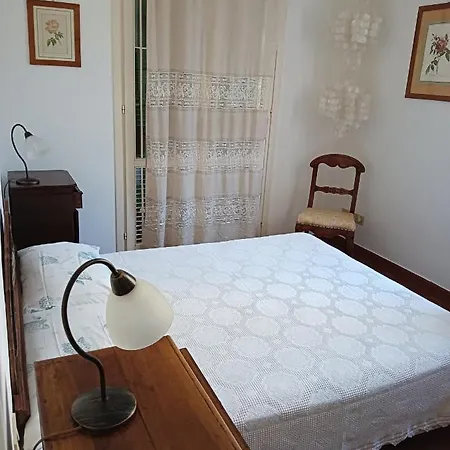 Quarto em Acomodações Particulares Con Giardino A Due Passi Dal Mare