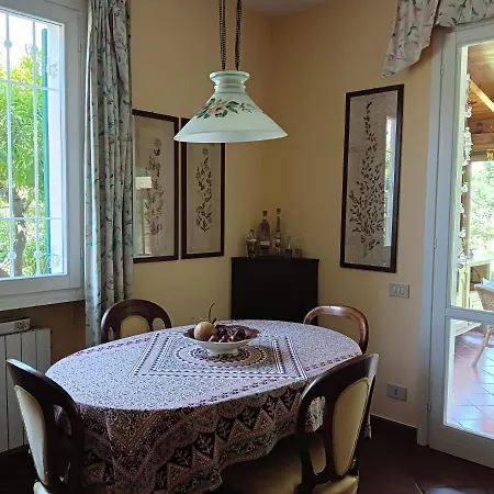 Quarto em Acomodações Particulares Con Giardino A Due Passi Dal Mare